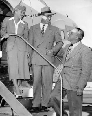 Leo Harris greeting Len Casanova, 1951