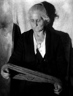 Hanna Smith Linger, spinner and weaver, with yarn