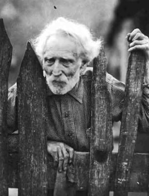 Elderly man, at picket fence [Nick Barton, Civil War veteran, d. May 1928 per Univ. Ky.]