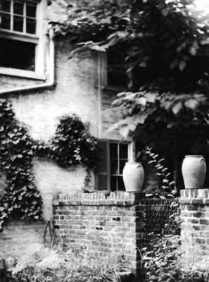 House, courtyard wall with urns